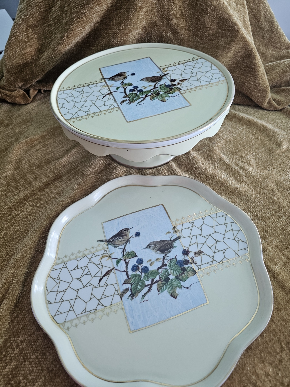Vintage Style Decorative Pedestal Cake Stand with Matching Scalloped Plate Set